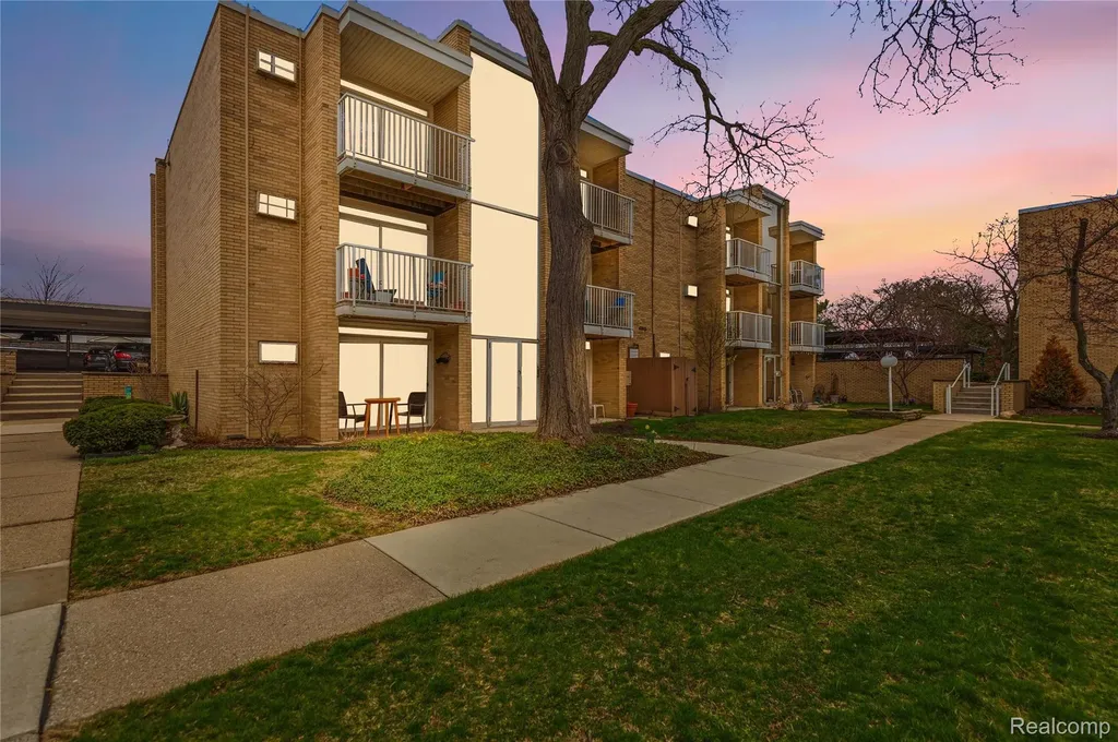 4913 Crooks Road Royal Oak City MI 48073
