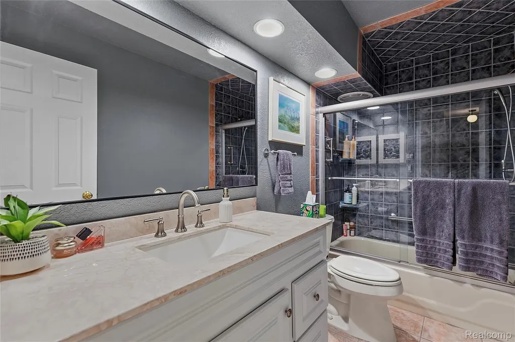 4913 Crooks Road Royal Oak City MI 48073