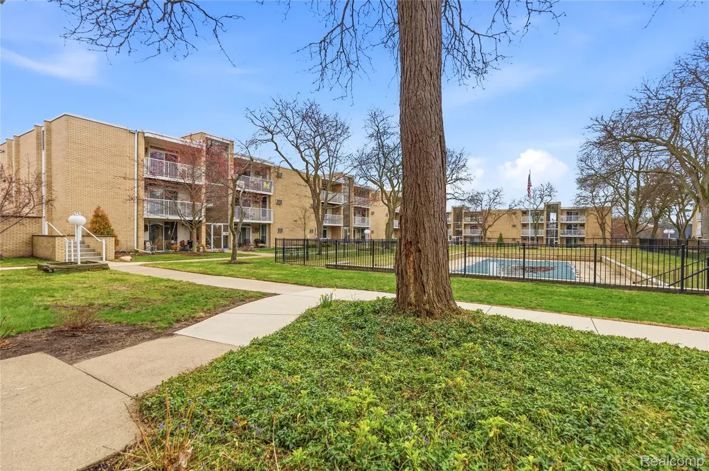 4913 Crooks Road Royal Oak City MI 48073