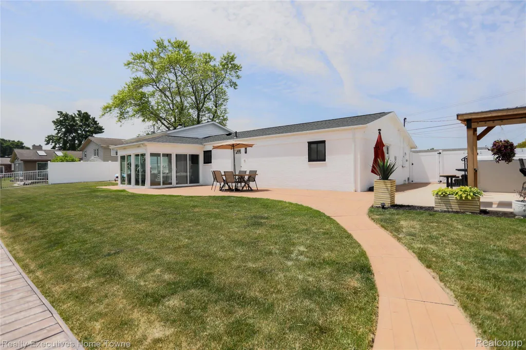 38146 Mast Street Harrison Charter Township MI 48045