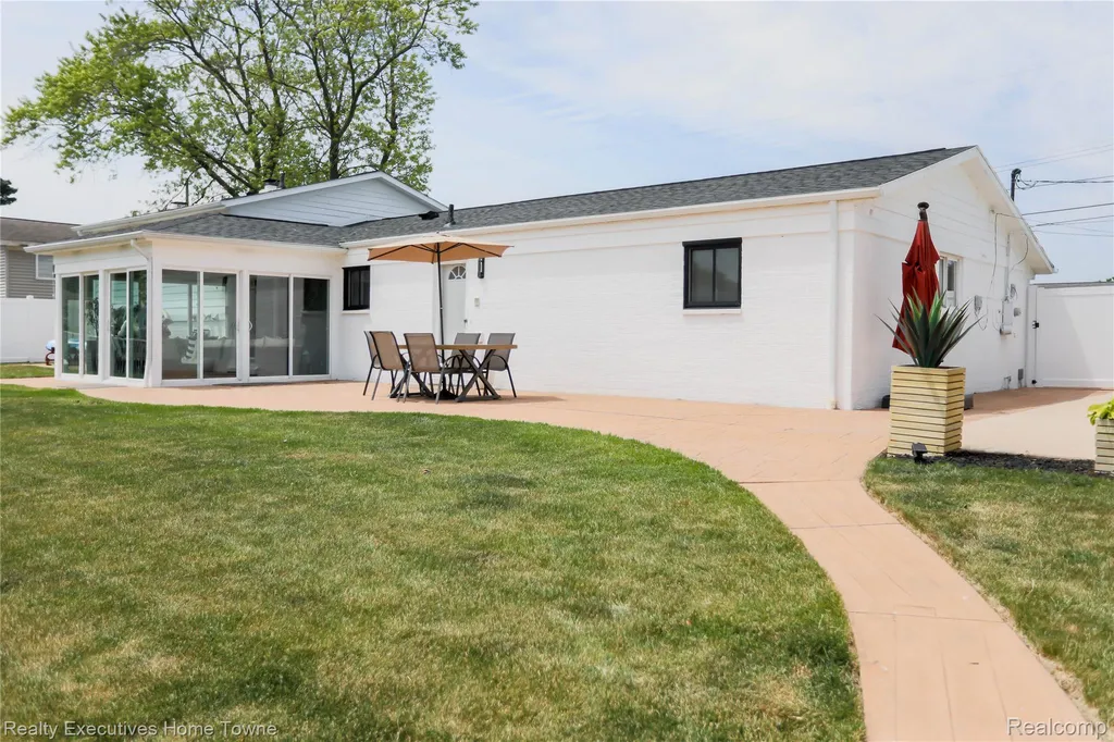 38146 Mast Street Harrison Charter Township MI 48045