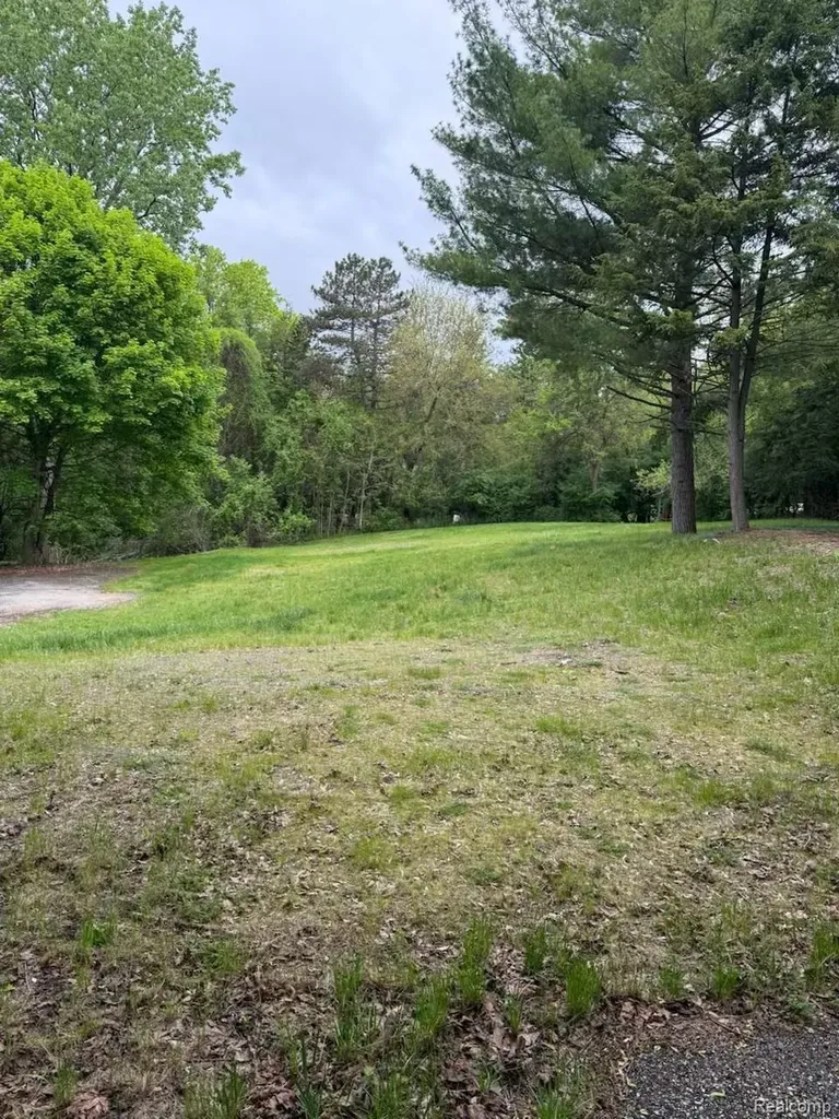 5050 Ponvalley Road Bloomfield Charter Township MI 48302