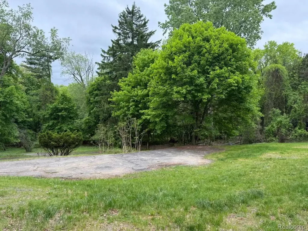 5050 Ponvalley Road Bloomfield Charter Township MI 48302