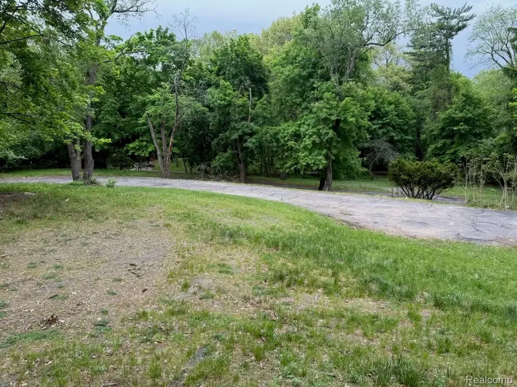 5050 Ponvalley Road Bloomfield Charter Township MI 48302