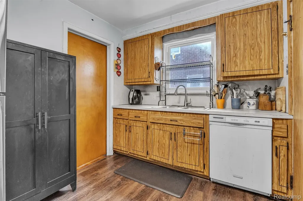 15361 Sprenger Avenue Eastpointe City MI 48021