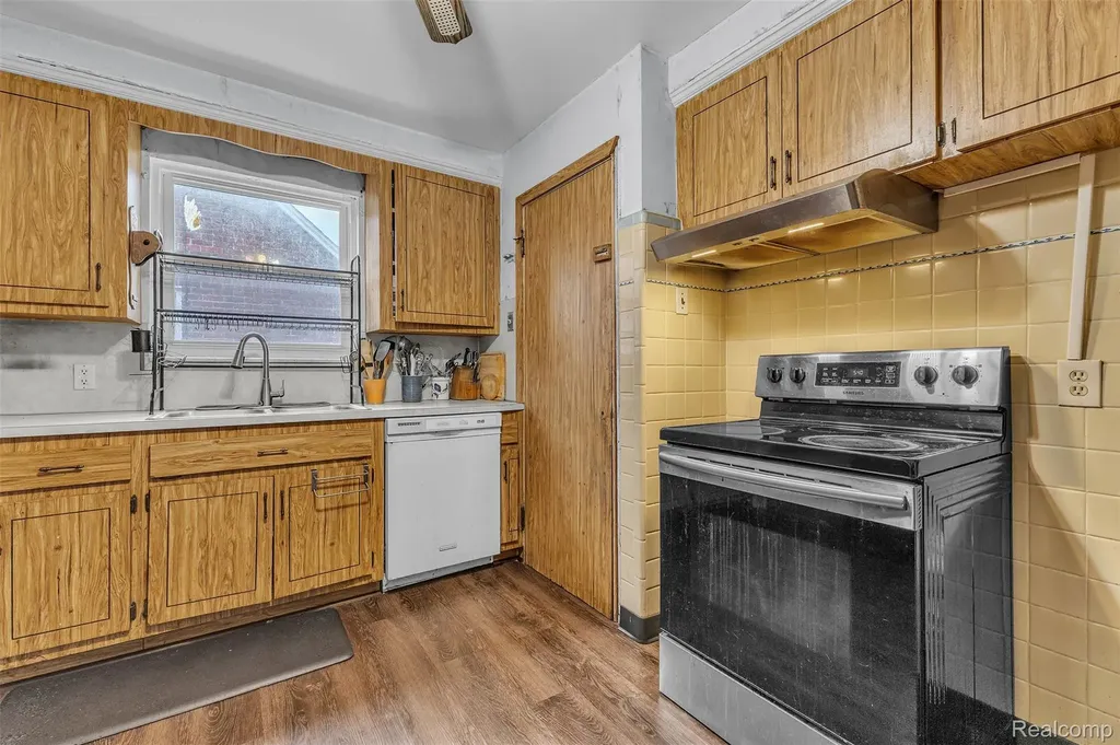 15361 Sprenger Avenue Eastpointe City MI 48021
