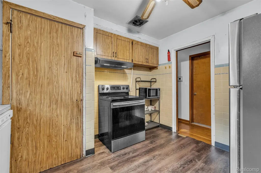15361 Sprenger Avenue Eastpointe City MI 48021