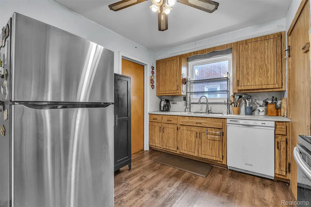 15361 Sprenger Avenue Eastpointe City MI 48021