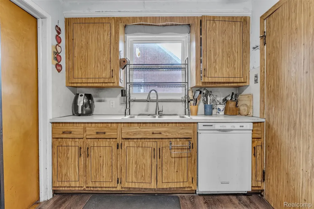 15361 Sprenger Avenue Eastpointe City MI 48021