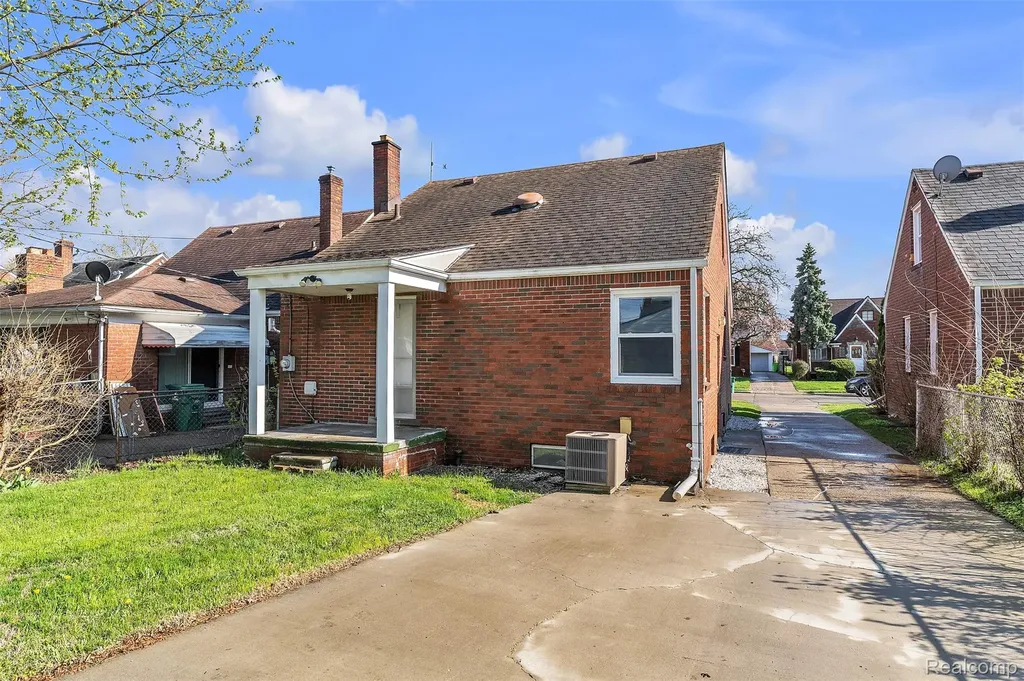 15361 Sprenger Avenue Eastpointe City MI 48021