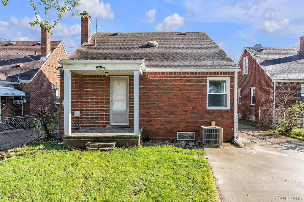 15361 Sprenger Avenue Eastpointe City MI 48021