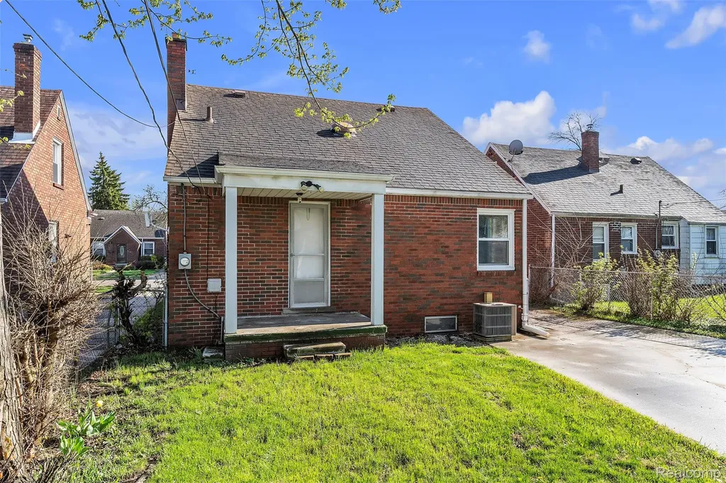 15361 Sprenger Avenue Eastpointe City MI 48021