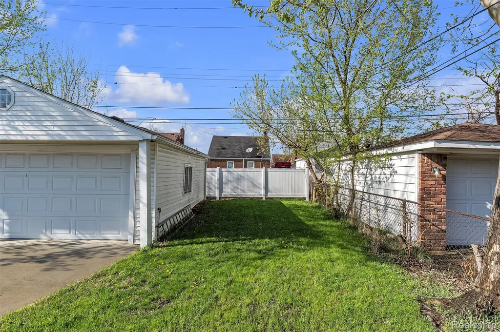 15361 Sprenger Avenue Eastpointe City MI 48021