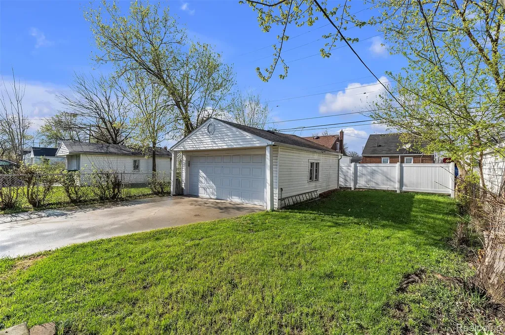 15361 Sprenger Avenue Eastpointe City MI 48021