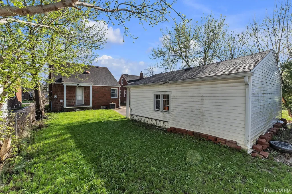 15361 Sprenger Avenue Eastpointe City MI 48021