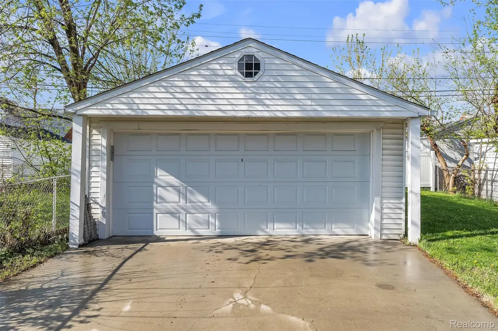 15361 Sprenger Avenue Eastpointe City MI 48021