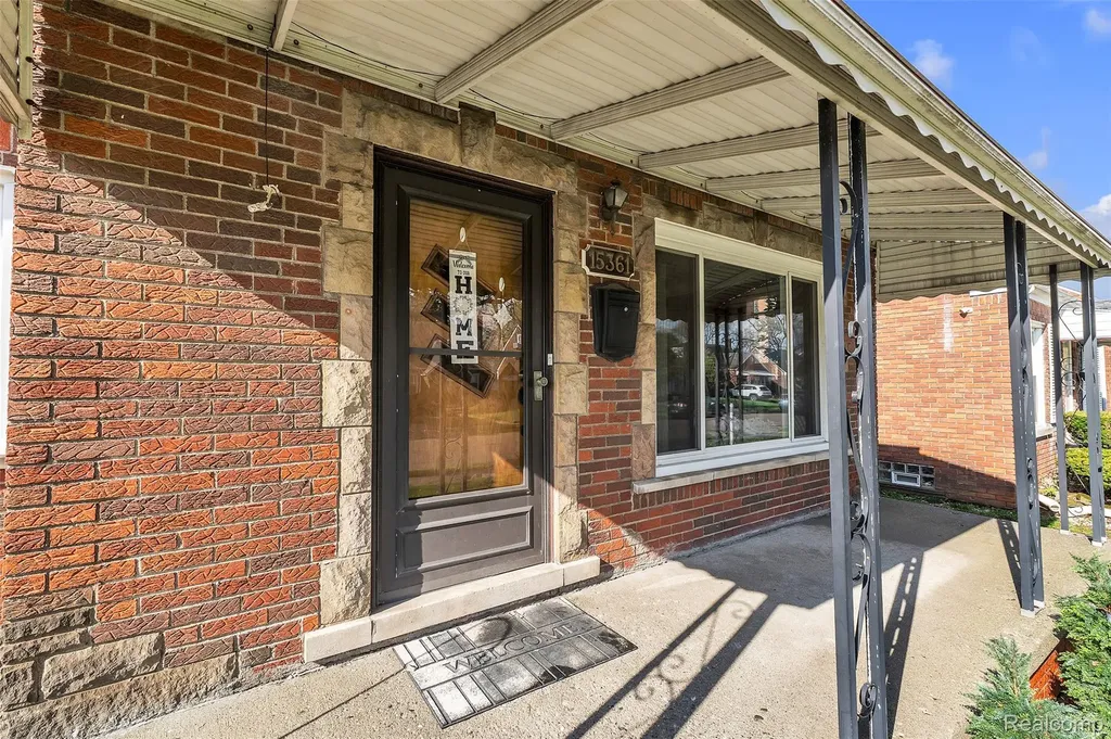 15361 Sprenger Avenue Eastpointe City MI 48021