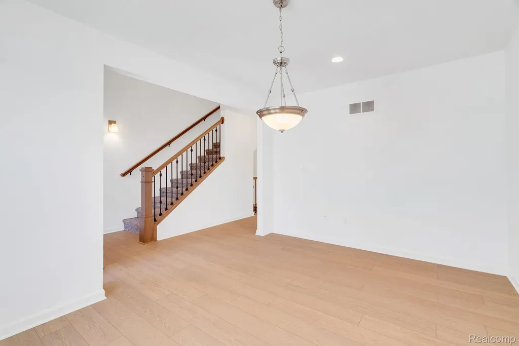 36293 Monroe Westland City MI 48186