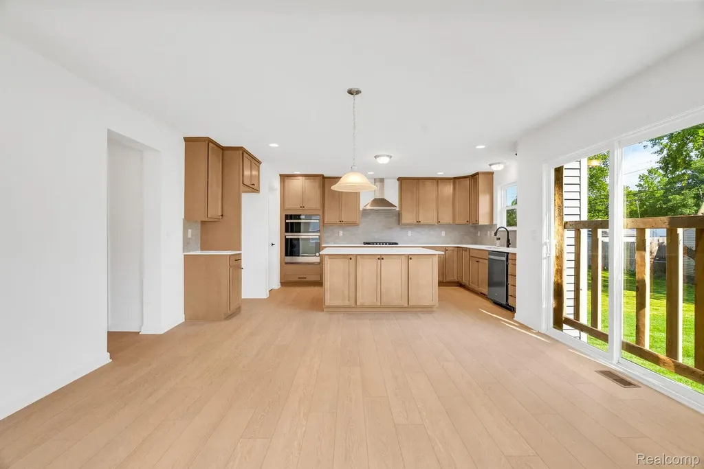 36293 Monroe Westland City MI 48186
