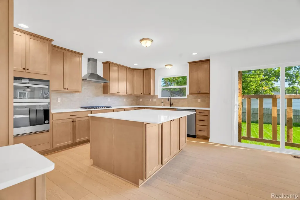 36293 Monroe Westland City MI 48186