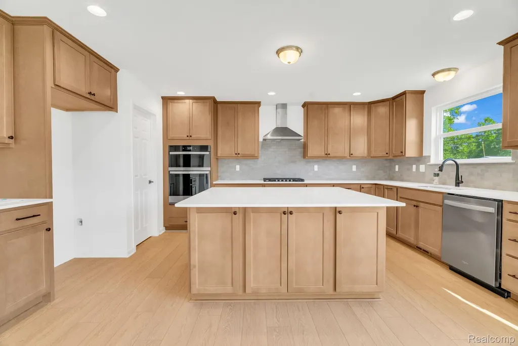 36293 Monroe Westland City MI 48186