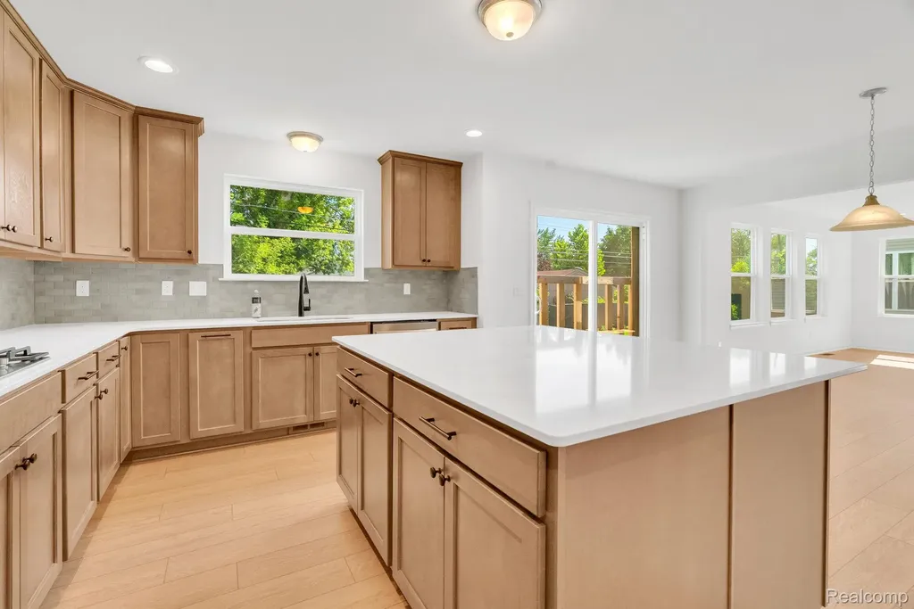 36293 Monroe Westland City MI 48186