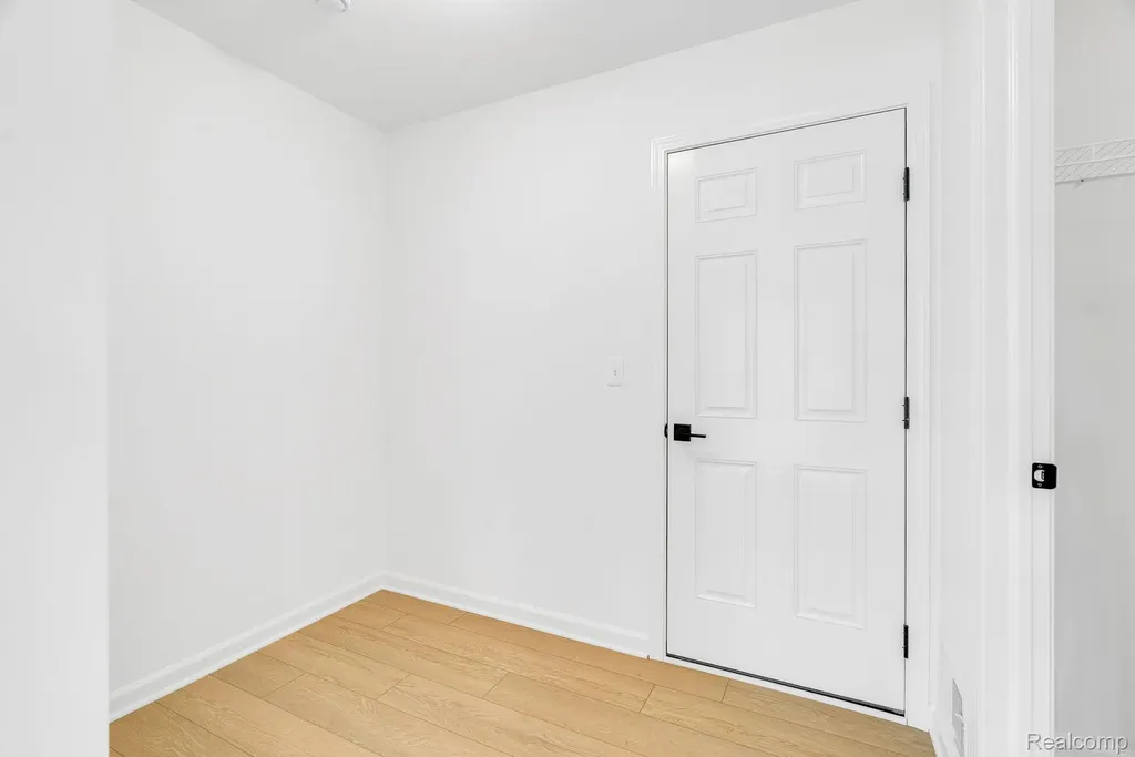36293 Monroe Westland City MI 48186