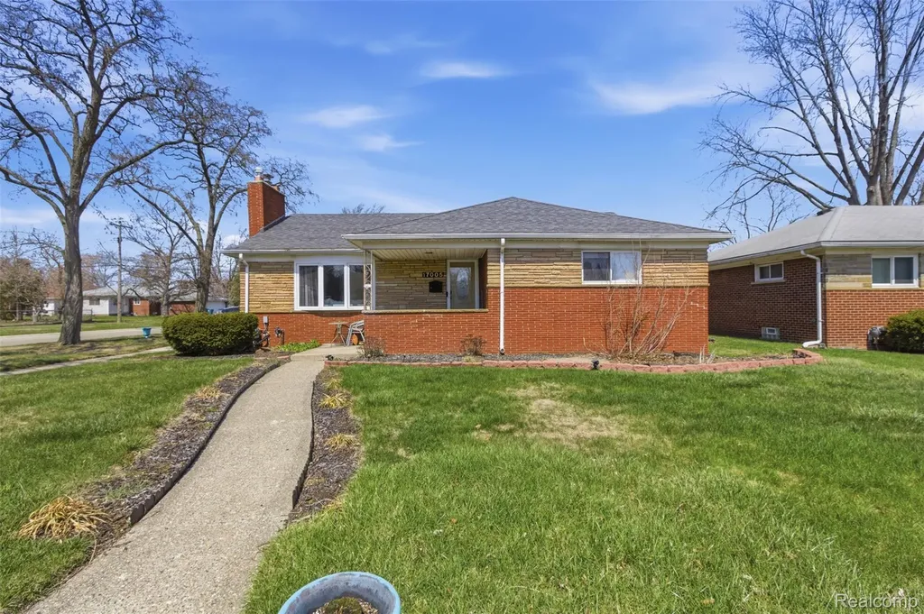 17005 Collinson Avenue Eastpointe City MI 48021