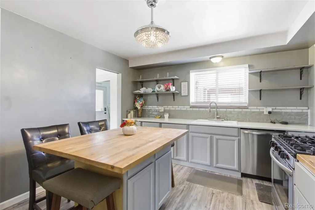 17005 Collinson Avenue Eastpointe City MI 48021