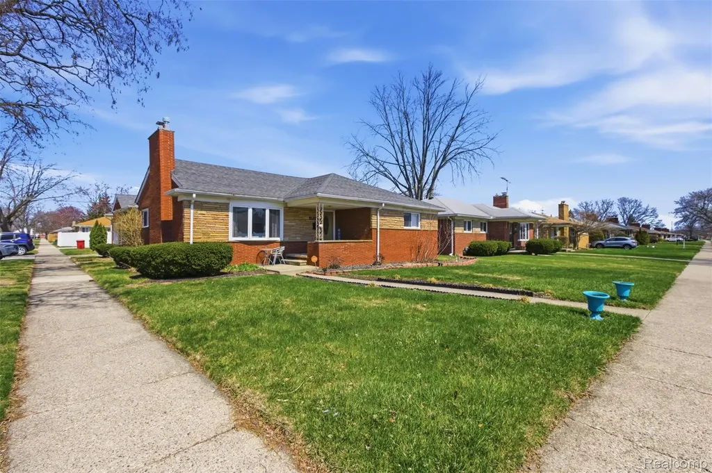 17005 Collinson Avenue Eastpointe City MI 48021