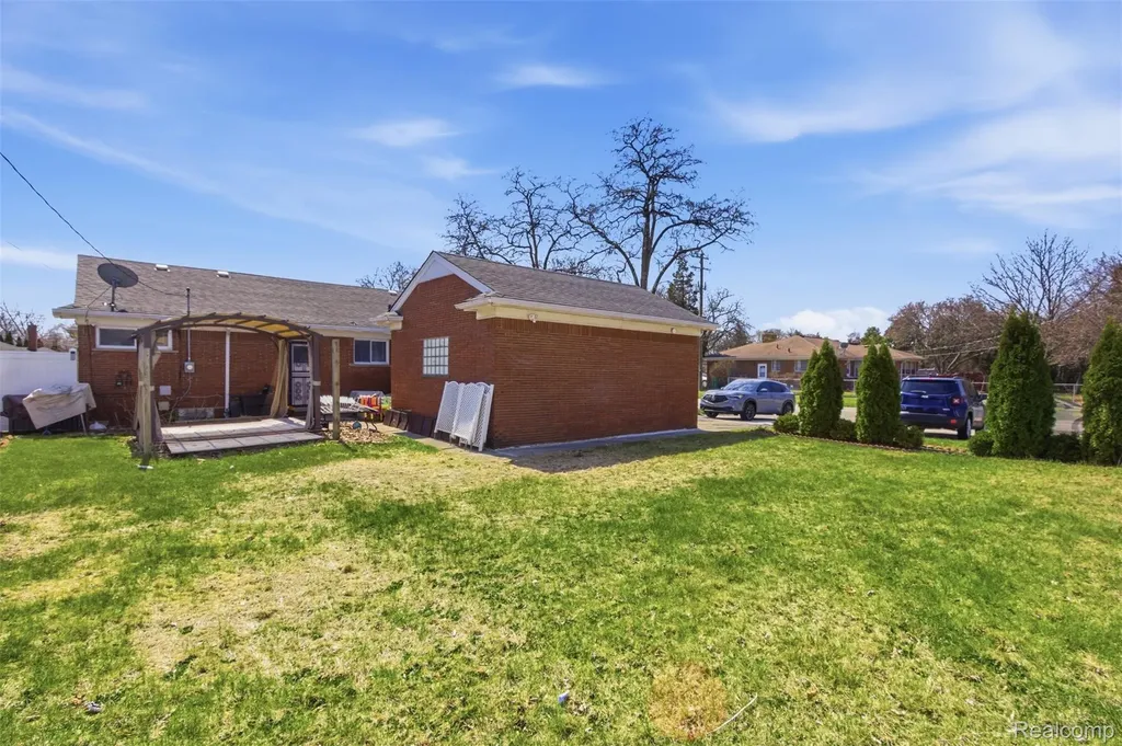 17005 Collinson Avenue Eastpointe City MI 48021