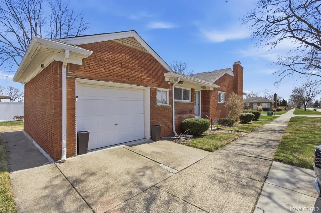 17005 Collinson Avenue Eastpointe City MI 48021