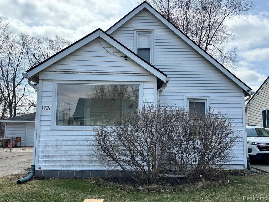 1726 E Goulson Avenue Hazel Park City MI 48030