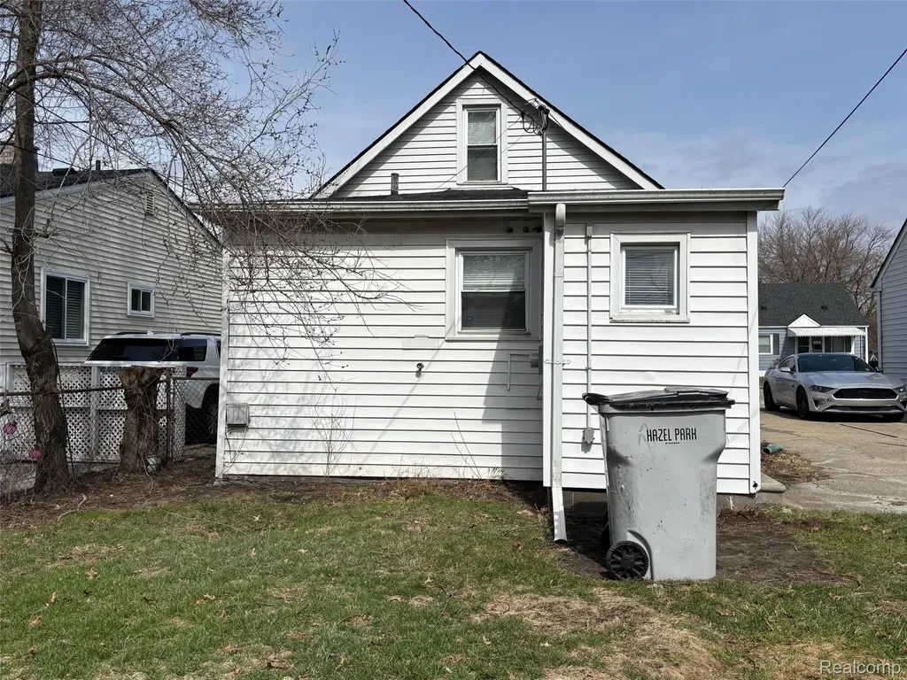 1726 E Goulson Avenue Hazel Park City MI 48030