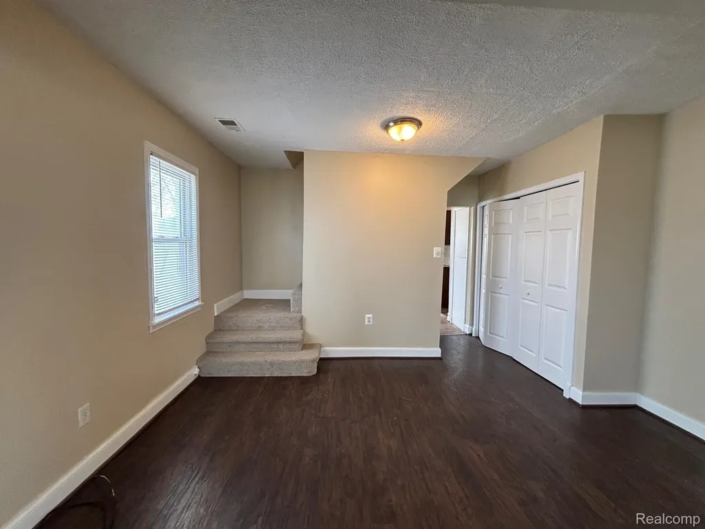 1726 E Goulson Avenue Hazel Park City MI 48030