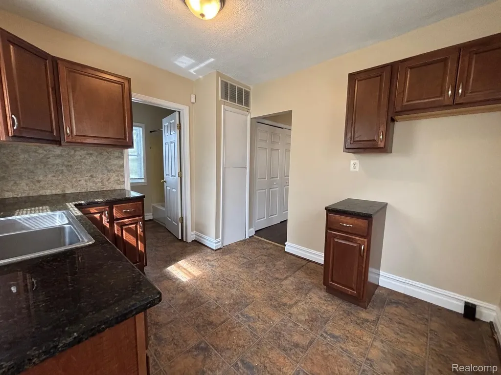 1726 E Goulson Avenue Hazel Park City MI 48030