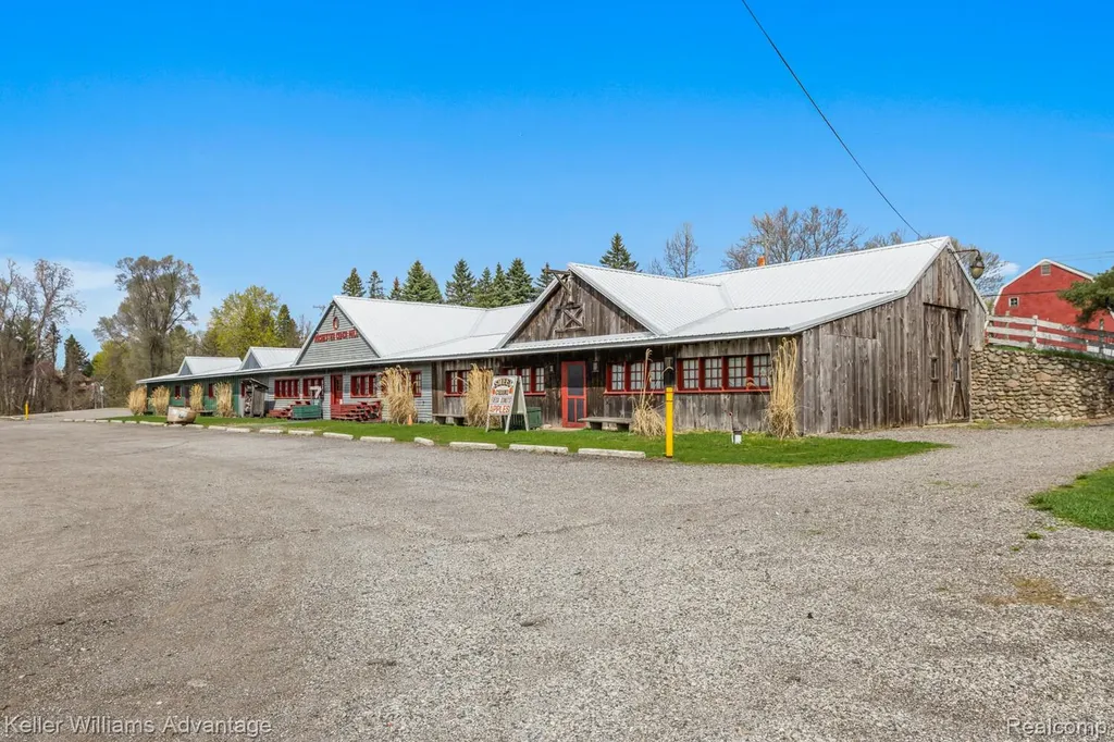 4100 Norwich Court Oakland Charter Township MI 48306