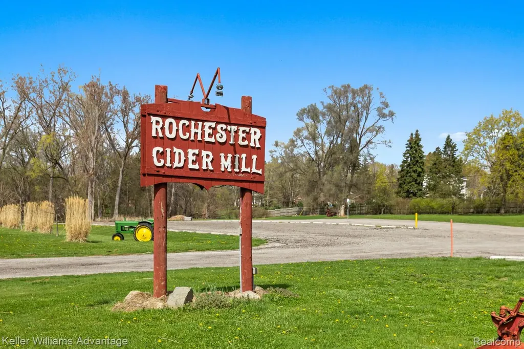 4100 Norwich Court Oakland Charter Township MI 48306