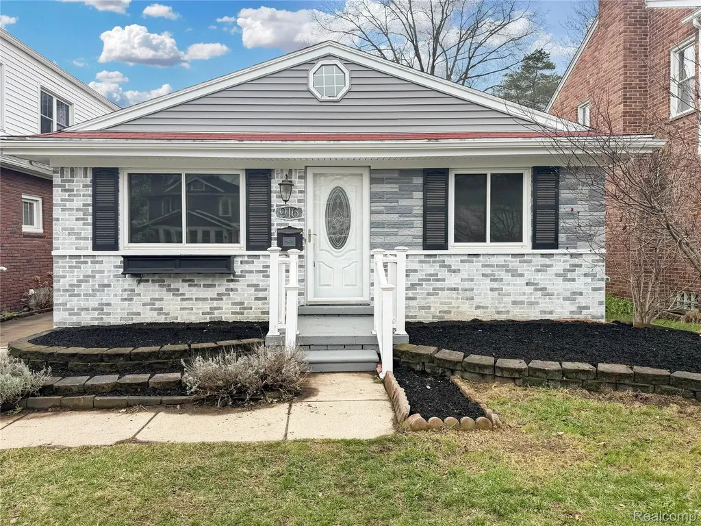 916 Longfellow Avenue Royal Oak City MI 48067