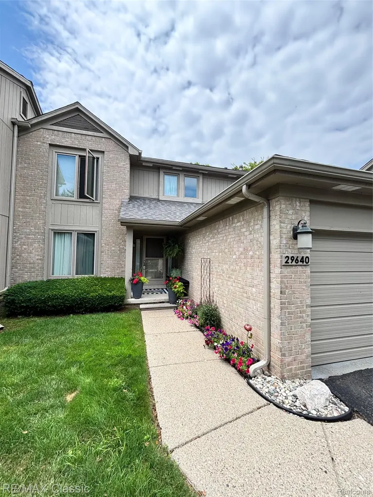 29640 Vista Court Farmington Hills City MI 48331