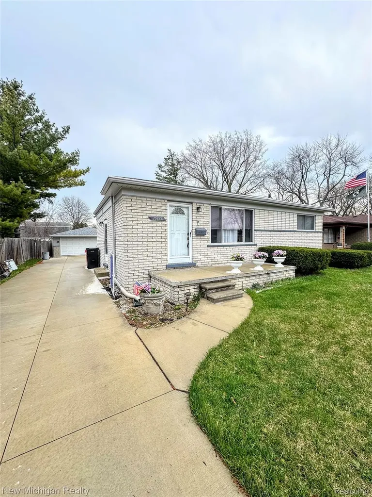 25888 Carl Street Roseville City MI 48066