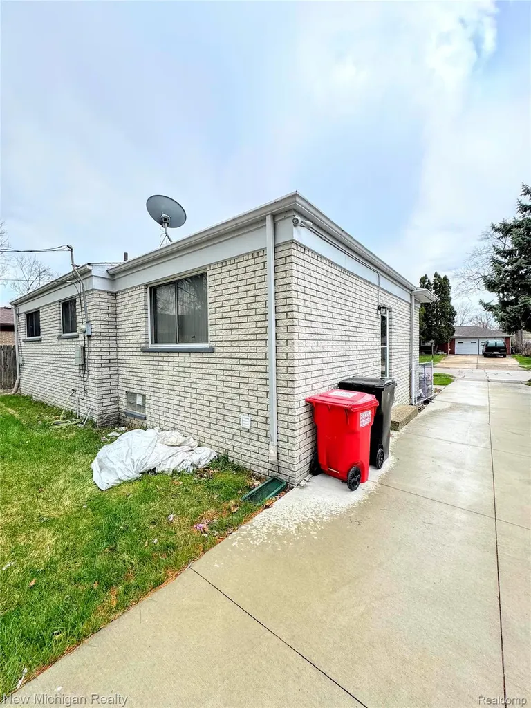 25888 Carl Street Roseville City MI 48066