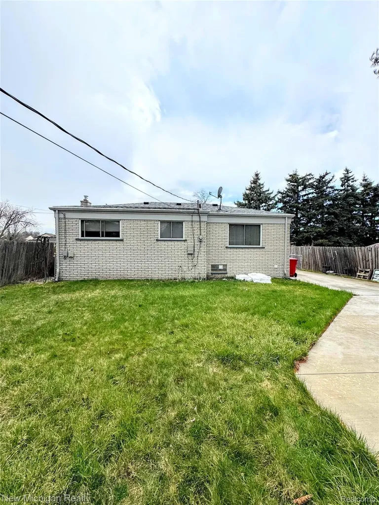 25888 Carl Street Roseville City MI 48066