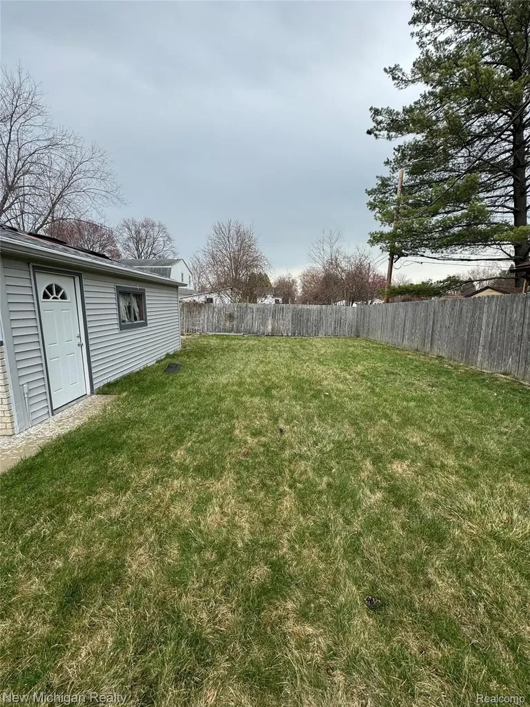 25888 Carl Street Roseville City MI 48066