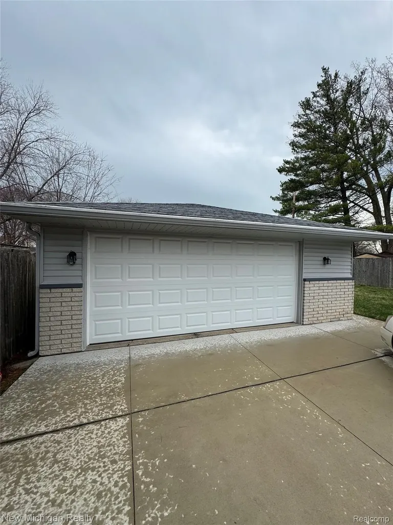 25888 Carl Street Roseville City MI 48066