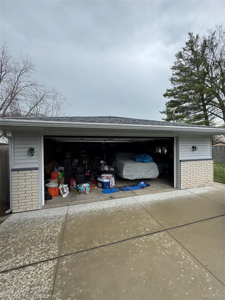 25888 Carl Street Roseville City MI 48066