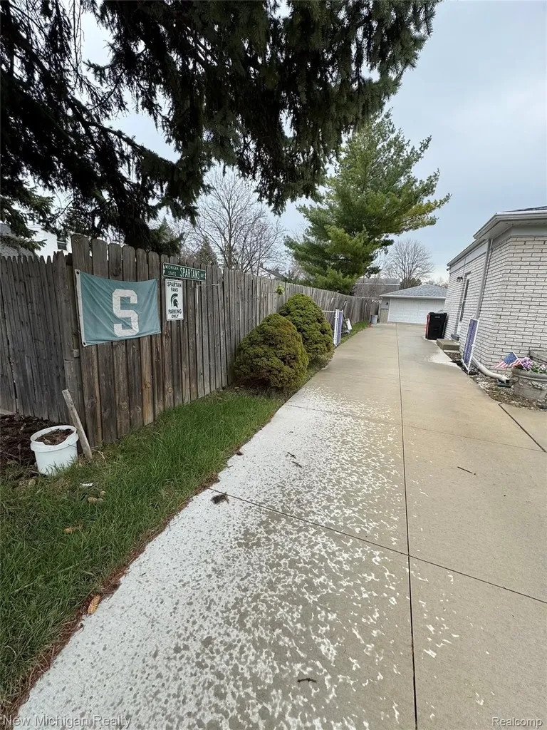 25888 Carl Street Roseville City MI 48066