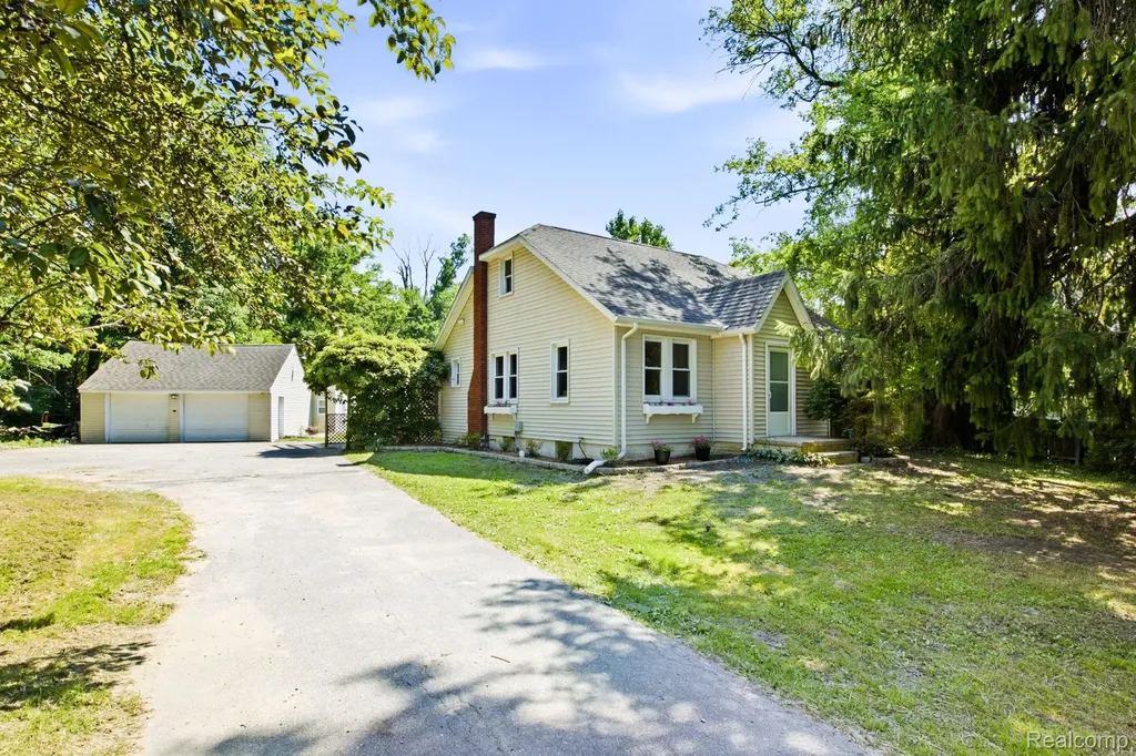 5275 Gratiot Avenue St. Clair Township MI 48079