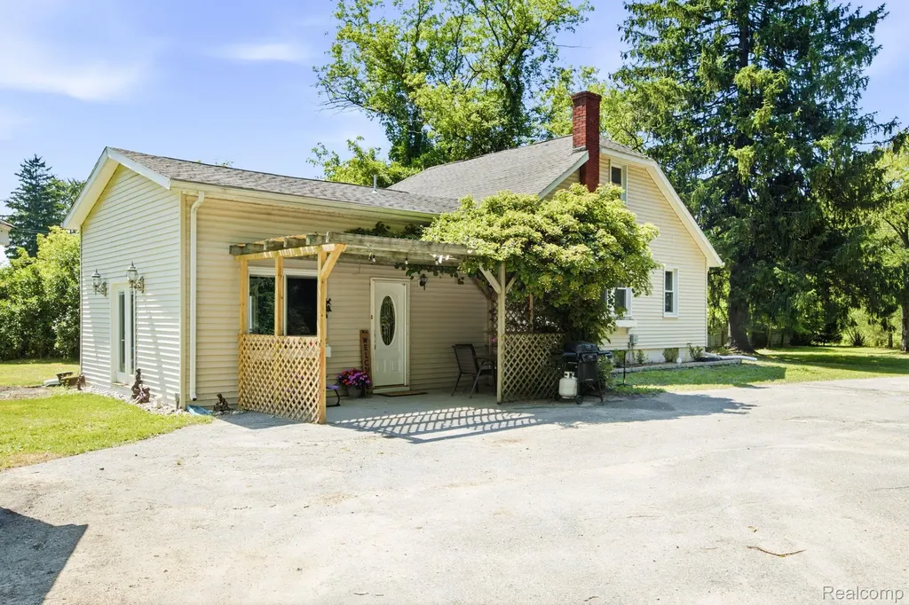 5275 Gratiot Avenue St. Clair Township MI 48079