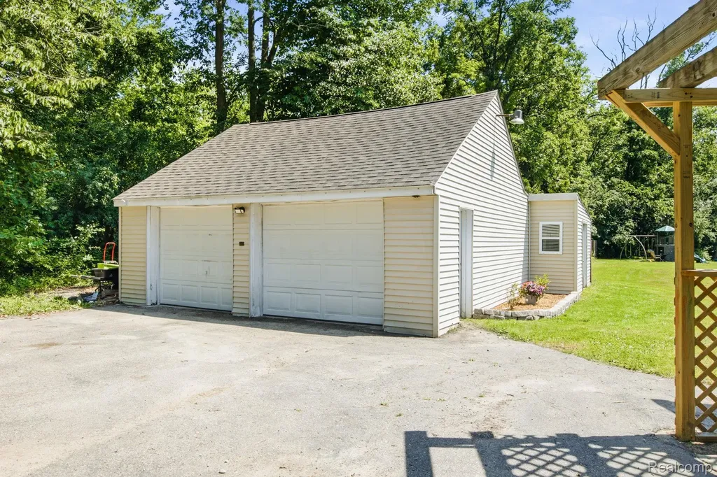 5275 Gratiot Avenue St. Clair Township MI 48079
